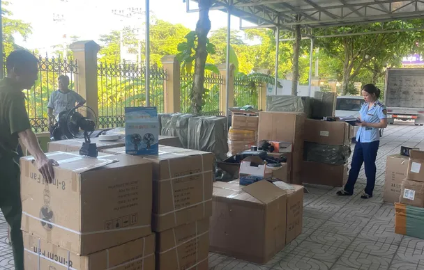 Hà Nội: Phát hiện xe tải chở hơn 1.800 sản phẩm nhập lậu trị giá hơn 52 triệu đồng