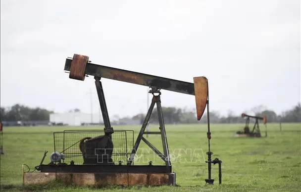 Giá dầu tăng khoảng 1% khi lo ngại về nguồn cung lắng dịu