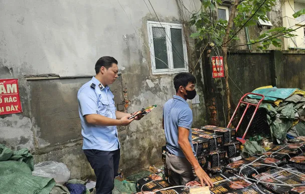 Phát hiện cơ sở sản xuất thực phẩm không phép giữa lòng Hà Nội