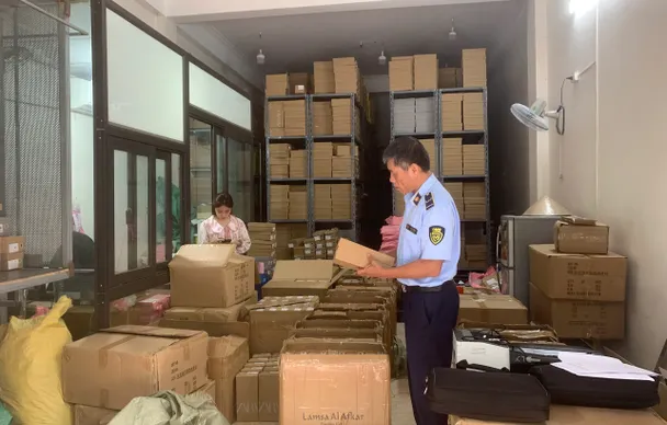 Tạm giữ hàng trăm đôi giày dép gắn nhãn ZARA nghi giả mạo tại Hà Nội