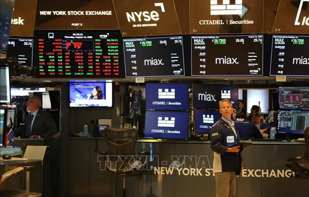 Thông tin Fed giảm lãi suất khiến Phố Wall tăng điểm, đồng USD suy yếu