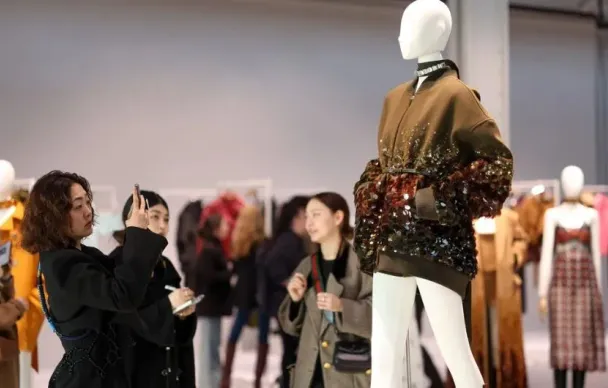 Các thương hiệu xa xỉ toàn cầu "chìm" trong cơn lốc giảm giá