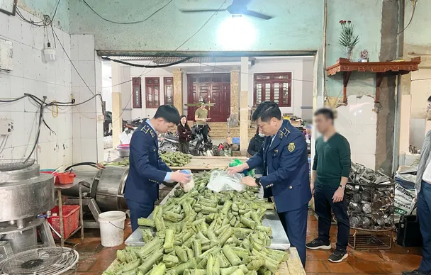 Khởi tố chủ cơ sở sản xuất giò chả dùng hàn the, thu giữ hơn 1,2 tấn thực phẩm vi phạm