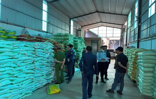 Chuyển hồ sơ truy cứu trách nhiệm hình sự đối với đối tượng sản xuất gần 90 tấn phân bón giả