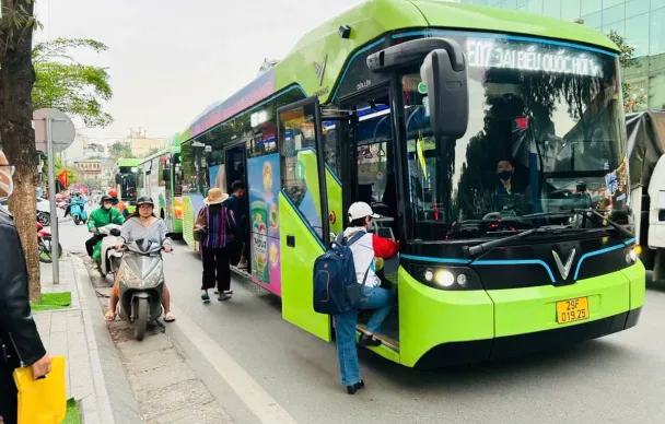 Biến động giá xăng dầu, nhiều người thay đổi thói quen đi lại