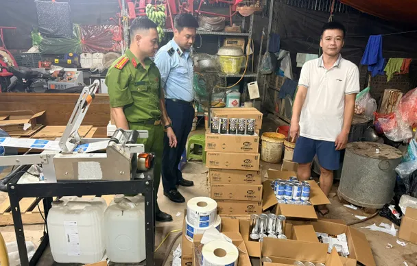 Hà Nội: Tạm giữ hàng trăm sản phẩm nghi liên quan hành vi thay nhãn, làm giả hàng hóa