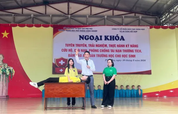 Món quà quý giá trao tặng các em học sinh trường THPT Công nghiệp