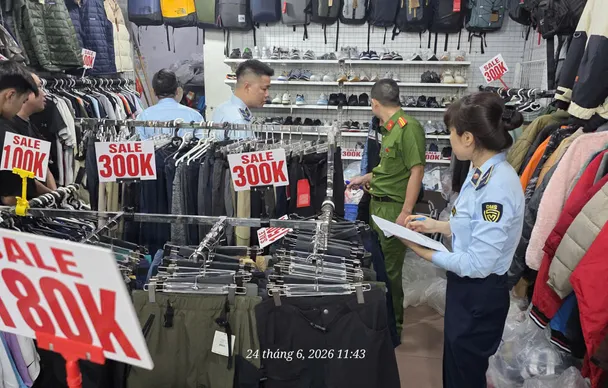 Hà Nội: Tạm giữ hơn 2.600 sản phẩm thời trang nghi giả mạo nhãn hiệu nổi tiếng