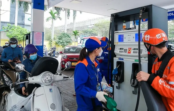 Giá xăng tăng, giá dầu giữ nguyên
