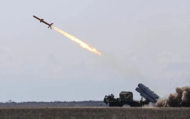 Mòn mỏi chờ đợi viện trợ vũ khí của phương Tây, Ukraine tìm cách ‘tự thân vận động’