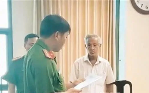Làm giả tài liệu, bán hóa đơn VAT thu phí 8%, một giám đốc bị khởi tố