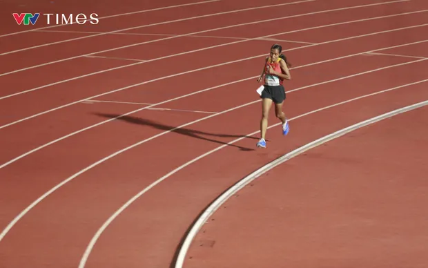 SEA Games 33: VĐV về đích cuối cùng trong tiếng vỗ tay vang khắp "thánh địa" điền kinh Thái Lan