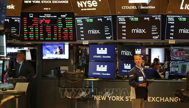 Thông tin Fed giảm lãi suất khiến Phố Wall tăng điểm, đồng USD suy yếu