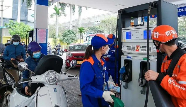 Giá xăng tăng, giá dầu giữ nguyên