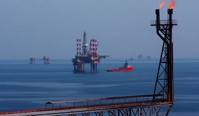 Giá dầu thô tăng mạnh trở lại