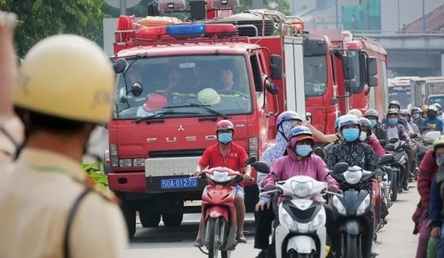 Nhường đường xe cứu hỏa và những hiện tượng "nhảy đèn đỏ": Luật Giao thông giải đáp