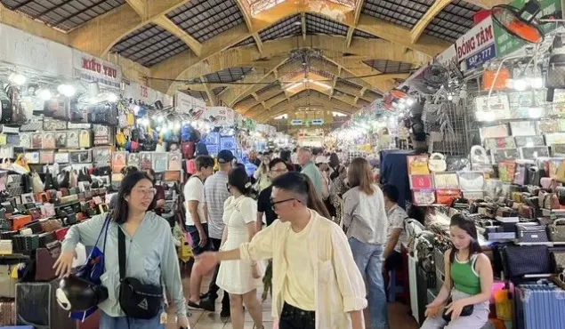 Nhiều cửa hàng chỉ nhận tiền mặt, nếu chuyển khoản thêm thuế 8%