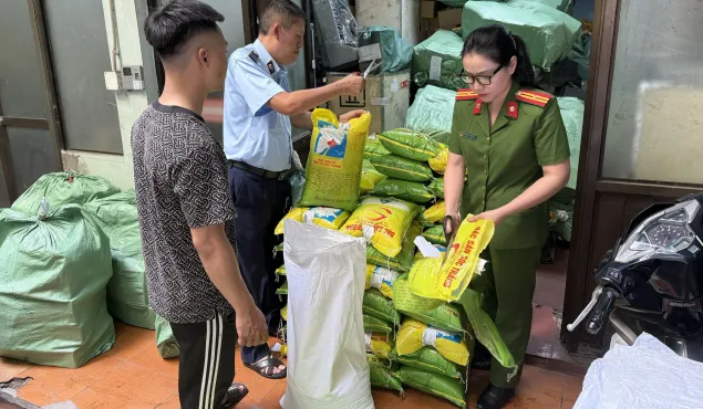 Giả thương hiệu gạo ST25, hai cửa hàng ở Hà Nội bị xử phạt, buộc tiêu hủy bao bì vi phạm