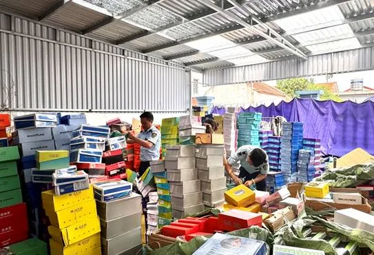 Tuýt còi lô hàng lậu gần 5.000 sản phẩm quần áo, giày dép trẻ em tại Ninh Bình