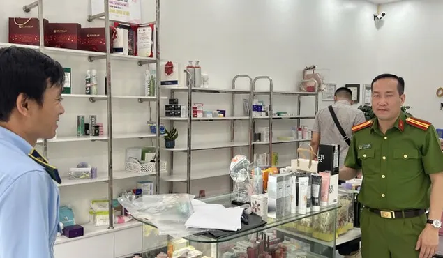 Hà Nội mạnh tay xử lý sai phạm mỹ phẩm, cảnh báo người dân không mua hàng trôi nổi