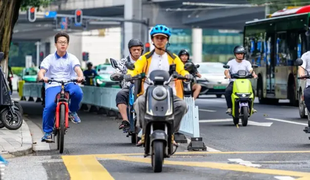 Trung Quốc đưa xe điện thay thế xe xăng thế nào?