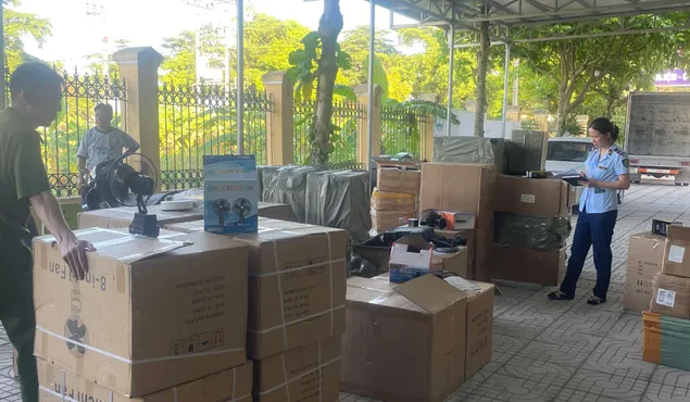 Hà Nội: Phát hiện xe tải chở hơn 1.800 sản phẩm nhập lậu trị giá hơn 52 triệu đồng