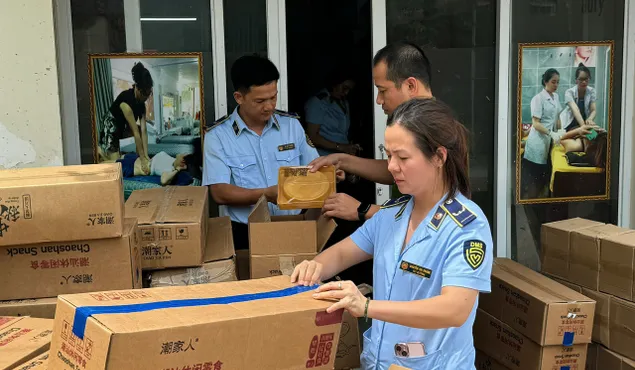 Liên tiếp phát hiện cơ sở kinh doanh bánh trung thu nhập lậu ở Hà Nội