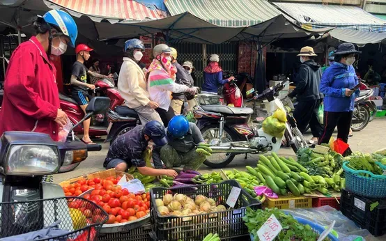 Giá rau củ "hạ nhiệt"