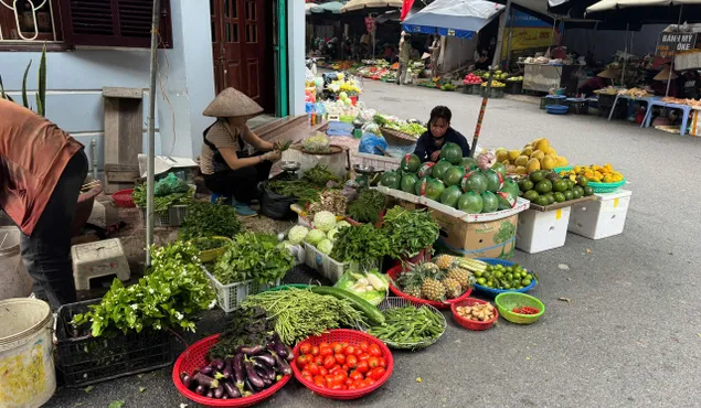 Giá rau xanh Hà Nội vẫn “neo cao”