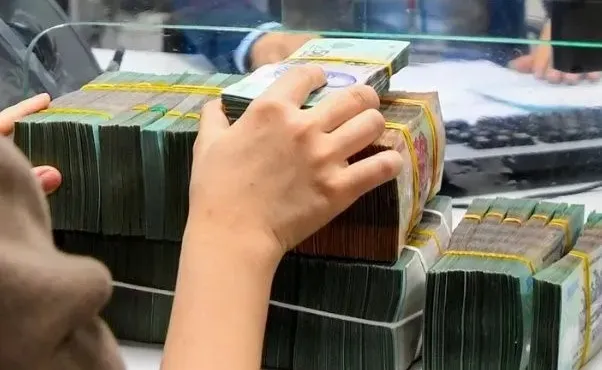 "Cuộc đua" lãi suất ngân hàng tiếp tục sôi động