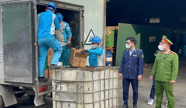 Tiêu hủy hơn 2.200 chai rượu nhập lậu tại Hưng Yên