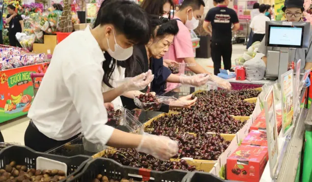 Chợ truyền thống vắng khách, “chợ Tết online” nhộn nhịp