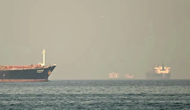 Nhiều tàu vận tải chờ mở đường qua eo biển Hormuz