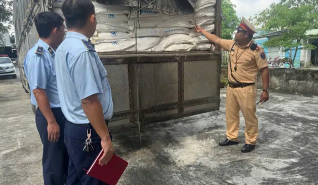 Đà Nẵng: Phát hiện, xử lý vụ vận chuyển 6 tấn đường tinh luyện nhập lậu