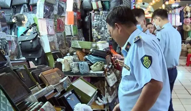 Tiểu thương phát loa, đóng cửa né kiểm tra hàng giả, hàng nhái