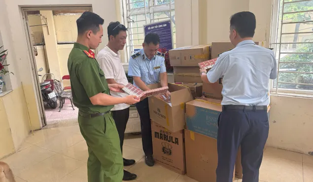 Đội QLTT số 12 chuyển cơ quan công an xử lý vụ thuốc lá nhập lậu quy mô lớn