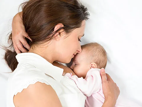 Đặt túi ngực có thể cho con bú không?