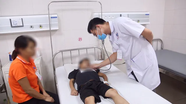 Uống thuốc nam, bé 7 tuổi mắc hội chứng thận hư nặng