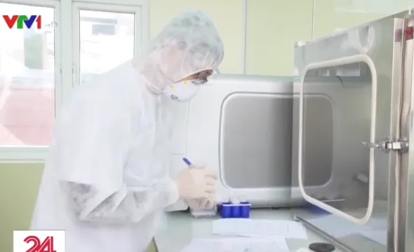 KHẨN: Tìm người tiếp xúc với nữ phóng viên mắc COVID-19