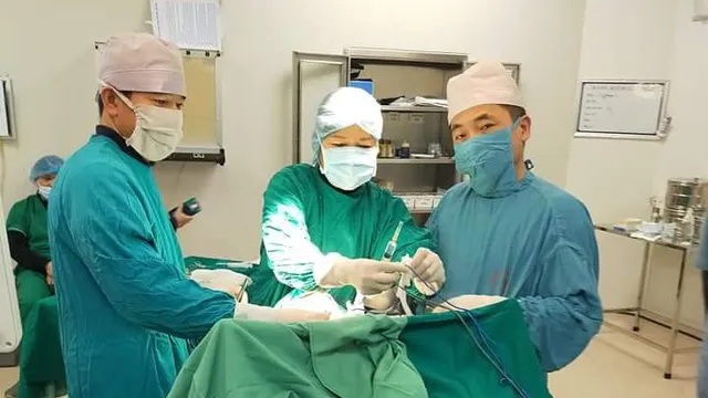 Cắt u cho bệnh nhân 90 tuổi mắc ung thư tuyến giáp