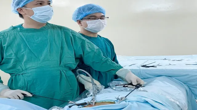 Tự mua thuốc uống suốt 3 ngày, người đàn ông thủng tá tràng