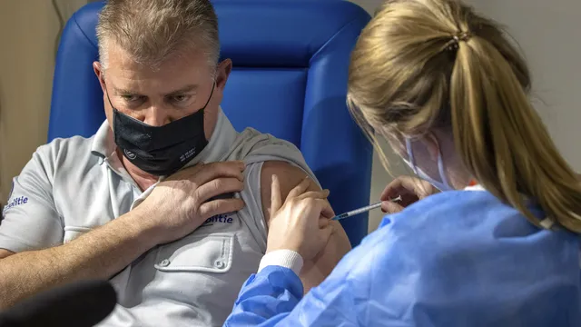 Italy triển khai tiêm vaccine ngừa COVID-19 tại các hiệu thuốc