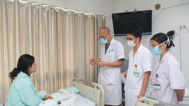 Áp xe, hoại tử ngực do tiêm filler tại một spa