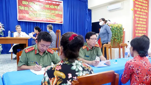 Công an An Giang tổ chức khám bệnh, cấp thuốc miễn phí cho 600 người dân