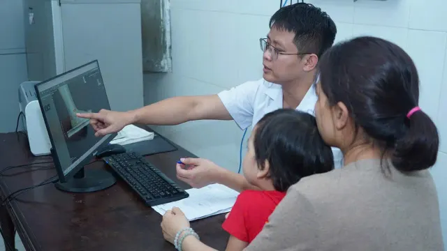 Khám sàng lọc, phẫu thuật dị tật vận động cho trẻ tại Nghệ An