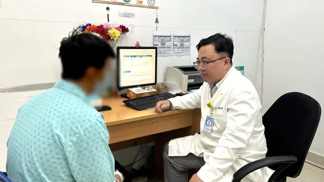 Cảnh báo biến chứng khi cắt bao quy đầu tại nhà bởi thợ xăm