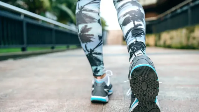 Đi bộ giật lùi có tác dụng gì?