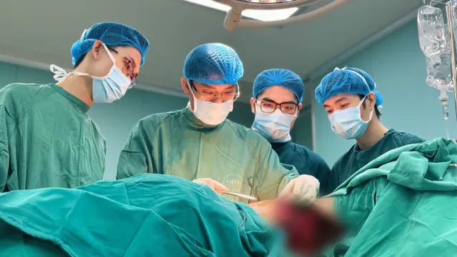 Sau 16 lần hóa trị ung thư vú, cô gái được phẫu thuật tạo hình để điều trị triệt căn