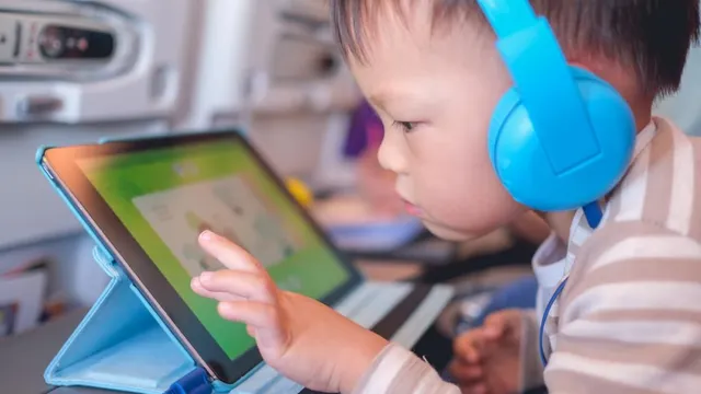 Những nguy cơ tiềm ẩn với thính giác của trẻ