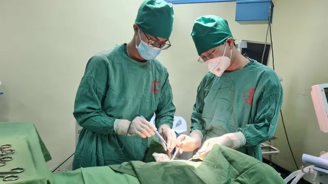 Cắt toàn bộ dạ dày điều trị ung thư biến chứng chảy máu nguy hiểm